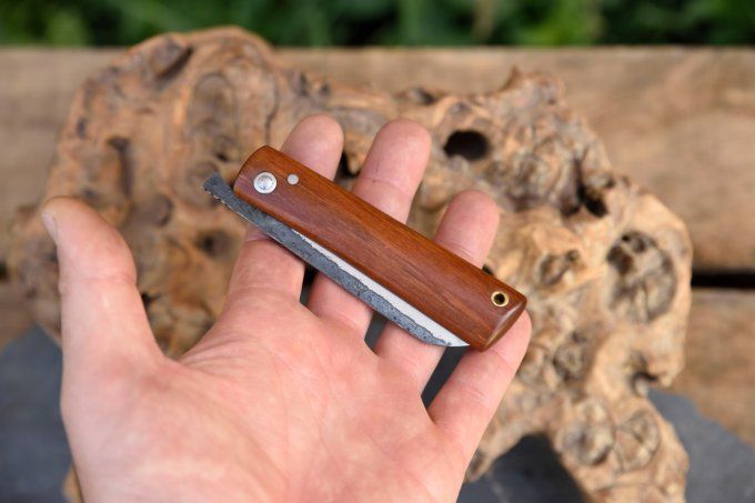 Couteau pliant 18.9cm, système deux clous, manche monobloc
