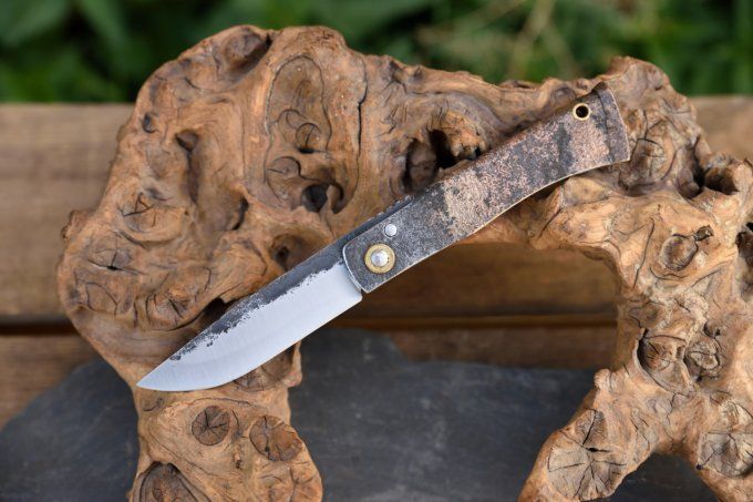 Couteau pliant à friction 20.5cm, manche en fer brasé cuivre / laiton, système deux clous