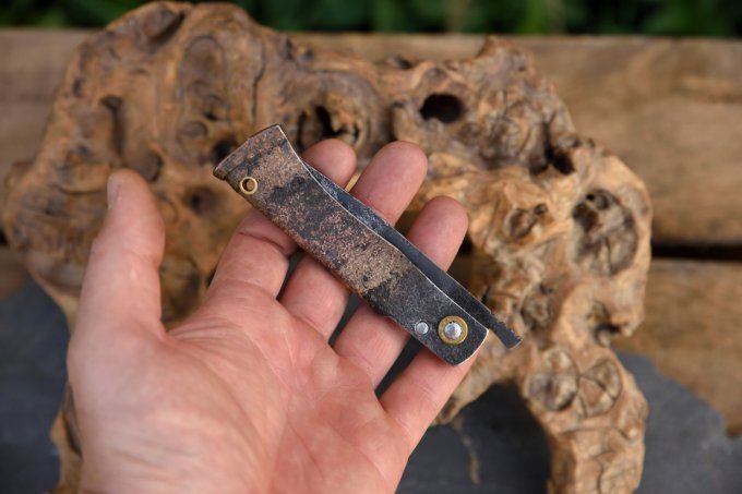 Couteau pliant à friction 20.5cm, manche en fer brasé cuivre / laiton, système deux clous