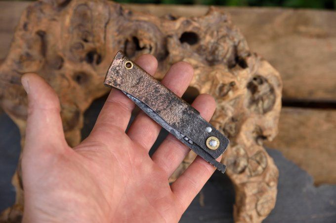 Couteau pliant à friction 20.5cm, manche en fer brasé cuivre / laiton, système deux clous