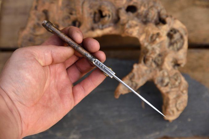 Couteau pliant à friction 20.5cm, manche en fer brasé cuivre / laiton, système deux clous