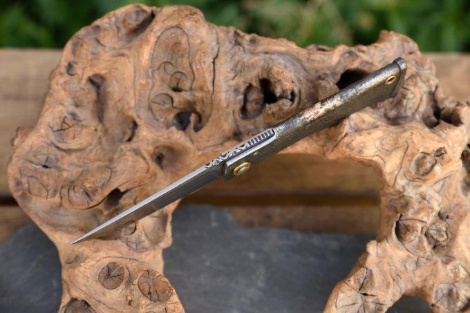 Couteau pliant à friction 20cm, manche en fer brasé cuivre / laiton, système deux clous