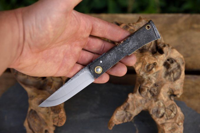 Couteau pliant à friction 20cm, manche en fer brasé cuivre / laiton, système deux clous