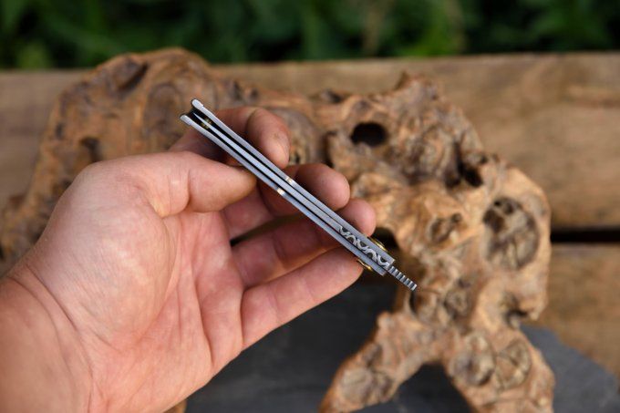 Couteau pliant à friction 20cm, manche en fer brasé cuivre / laiton, système deux clous