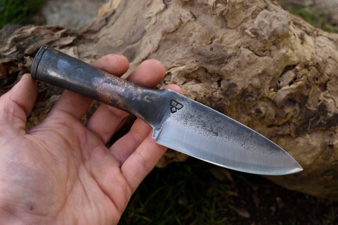 Couteau utilitaire à manche roulé