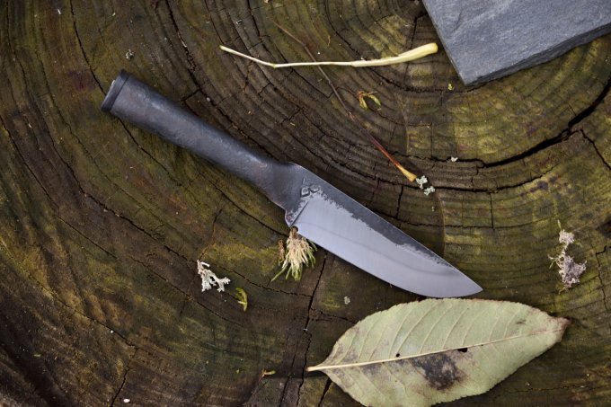 Utilitaire léger à manche roulé
