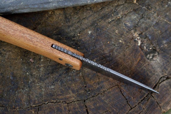 Couteau pliant à friction, système deux clous, manche monobloc en Orme