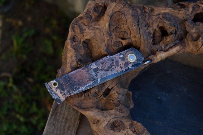Couteau pliant à friction, manche en fer brasé cuivre / laiton, système deux clous