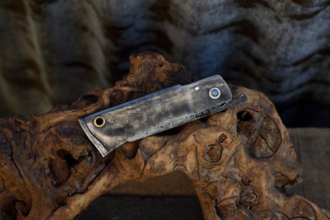 Couteau pliant à friction, manche en acier, système deux clous
