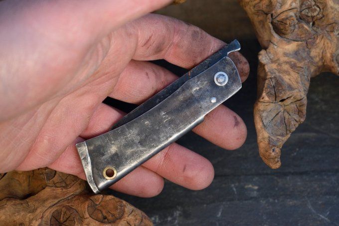 Couteau pliant à friction, manche en acier, système deux clous