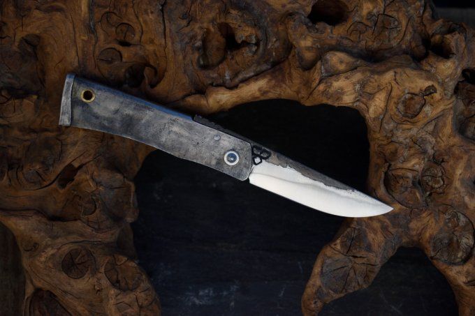 Couteau pliant à friction, manche en acier, système deux clous