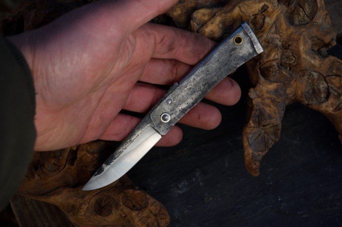 Couteau pliant à friction, manche en acier, système deux clous