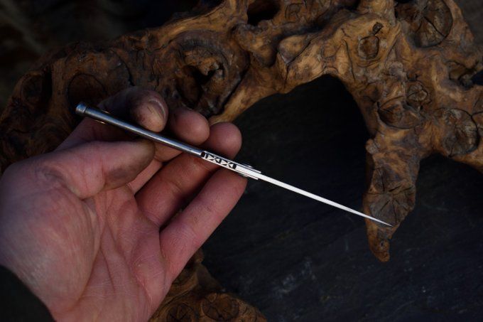 Couteau pliant à friction, manche en acier, système deux clous