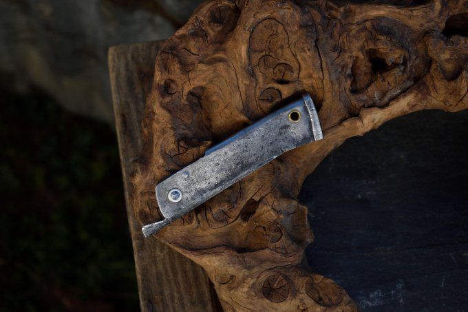 Couteau pliant à friction, manche en acier, système deux clous