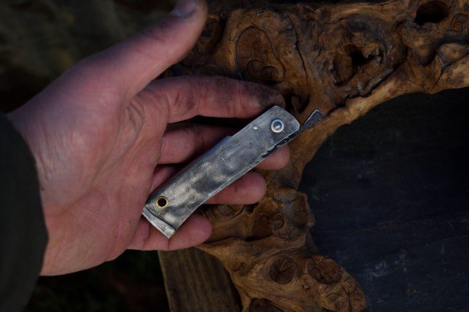 Couteau pliant à friction, manche en acier, système deux clous