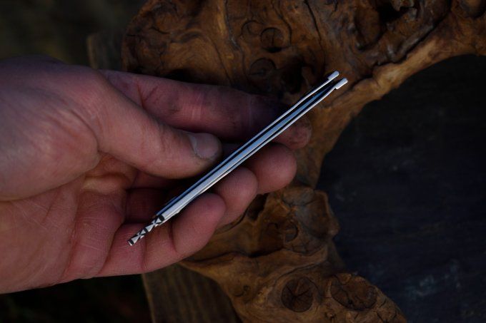 Couteau pliant à friction, manche en acier, système deux clous