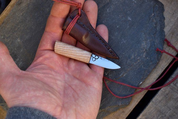 Couteau utilitaire 8.8 cm, Manche en Châtaigner, Etui cuir moulé