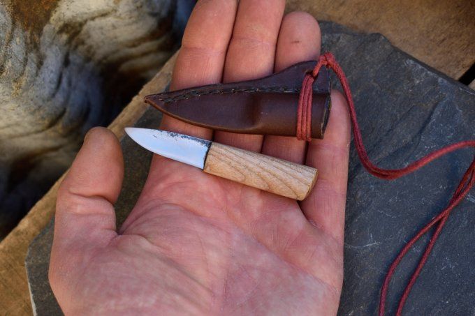 Couteau utilitaire 8.8 cm, Manche en Châtaigner, Etui cuir moulé
