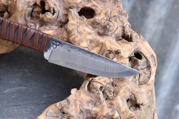 Utilitaire 22 cm extra plat, manche lacé cuir marron