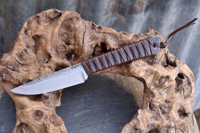 Utilitaire 22 cm extra plat, manche lacé cuir marron