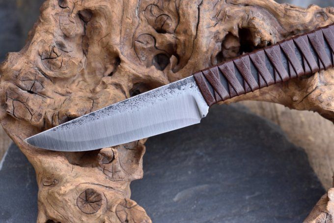 Utilitaire 22 cm extra plat, manche lacé cuir marron