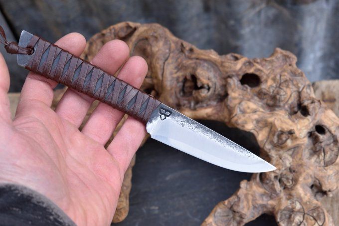 Utilitaire 22 cm extra plat, manche lacé cuir marron