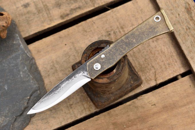 Couteau pliant à friction, système deux clous, manche en laiton