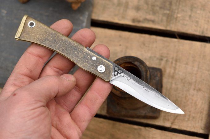 Couteau pliant à friction, système deux clous, manche en laiton