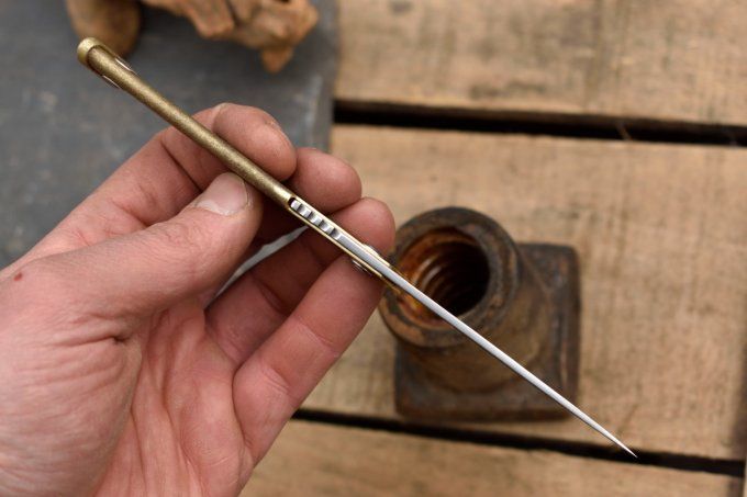 Couteau pliant à friction, système deux clous, manche en laiton