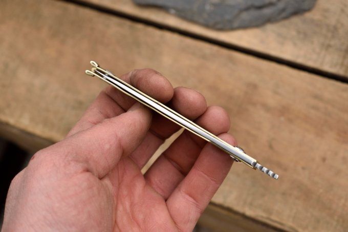 Couteau pliant à friction, système deux clous, manche en laiton