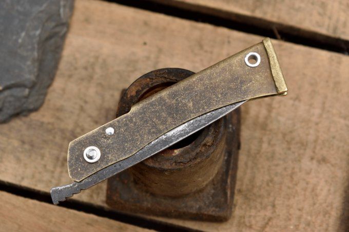 Couteau pliant à friction, système deux clous, manche en laiton