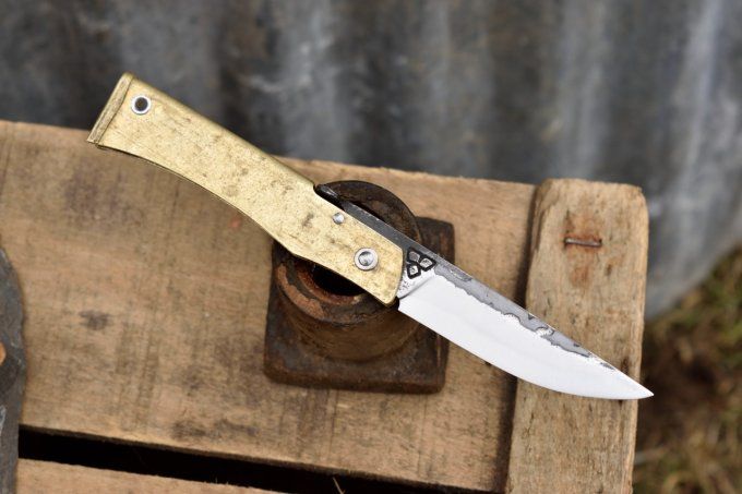 Couteau pliant à friction, système deux clous, manche en laiton 