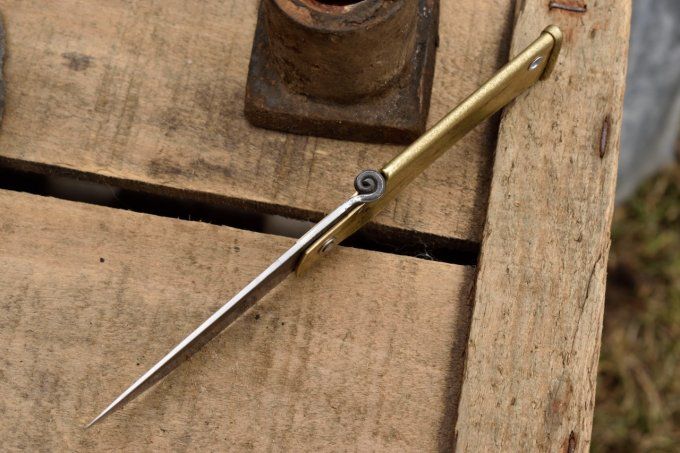 Couteau pliant à friction, système deux clous, manche en laiton 