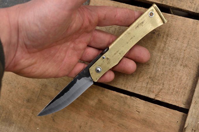 Couteau pliant à friction, système deux clous, manche en laiton 