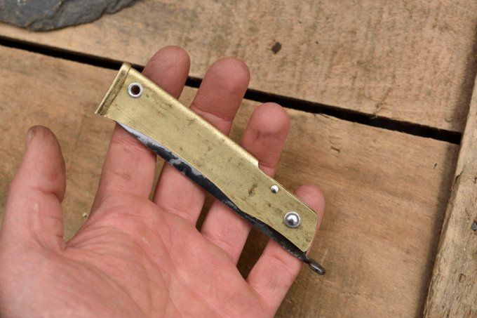 Couteau pliant à friction, système deux clous, manche en laiton 