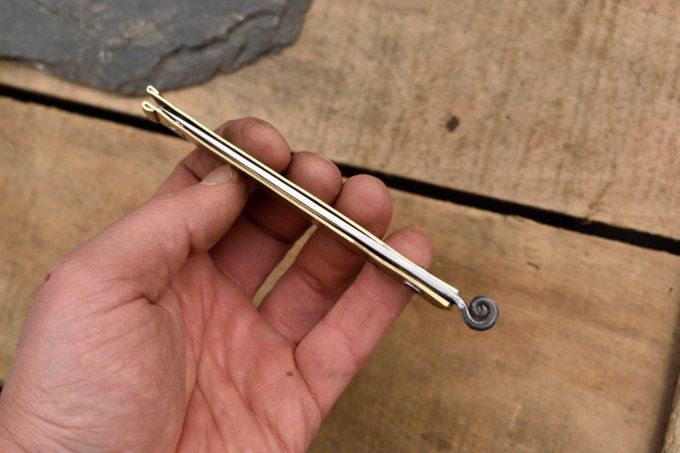 Couteau pliant à friction, système deux clous, manche en laiton 