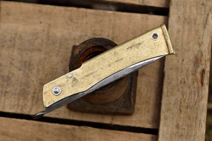 Couteau pliant à friction, système deux clous, manche en laiton 