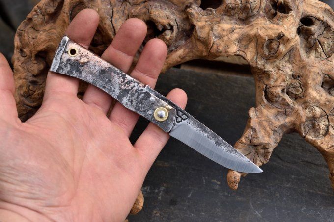 Couteau pliant à friction, manche en fer brasé cuivre / laiton, système deux clous