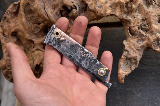 Couteau pliant à friction, manche en fer brasé cuivre / laiton, système deux clous