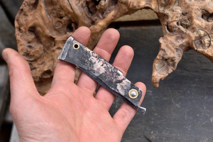 Couteau pliant à friction, manche en fer brasé cuivre / laiton, système deux clous