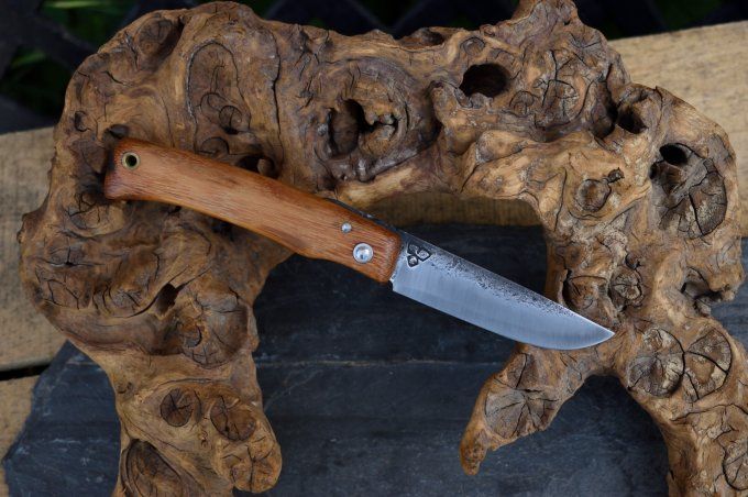 Couteau pliant 20cm, système deux clous, manche monobloc, Bois inconnu
