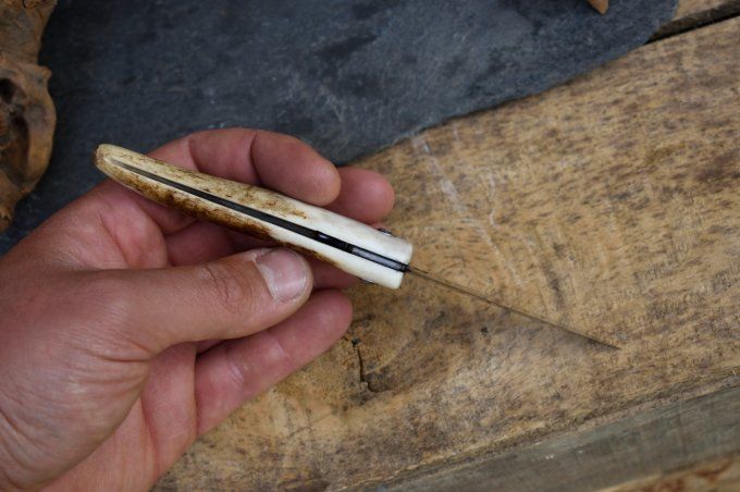 Couteau pliant 17cm, système deux clous, manche monobloc en bois de Cerf