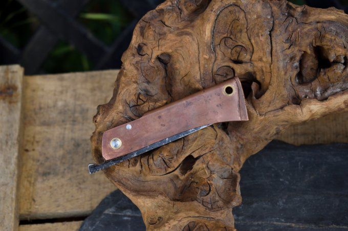 Couteau pliant à friction 16cm, système deux clous, manche en cuivre