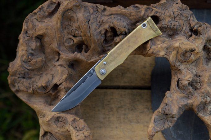 Couteau pliant à friction, système deux clous, manche en laiton