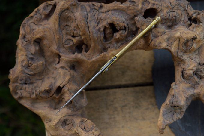 Couteau pliant à friction, système deux clous, manche en laiton