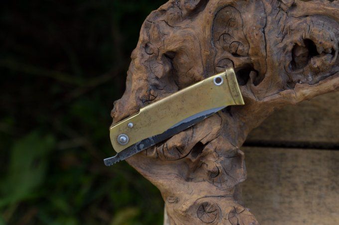 Couteau pliant à friction, système deux clous, manche en laiton