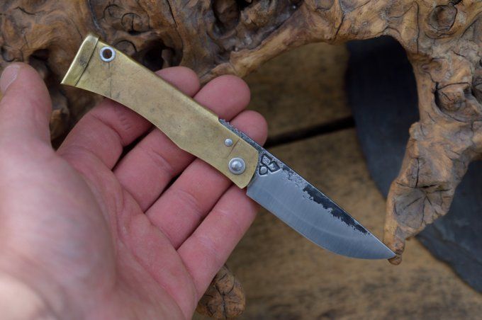 Couteau pliant à friction, système deux clous, manche en laiton