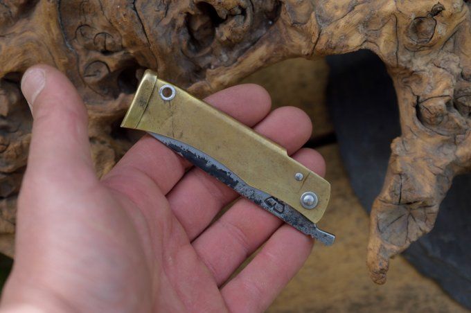 Couteau pliant à friction, système deux clous, manche en laiton