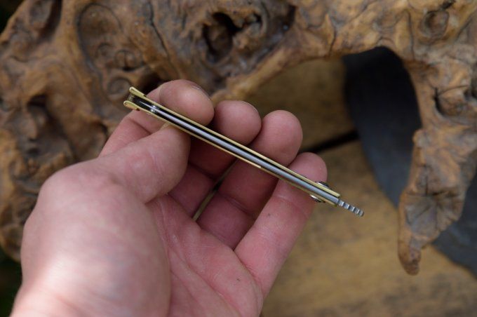 Couteau pliant à friction, système deux clous, manche en laiton