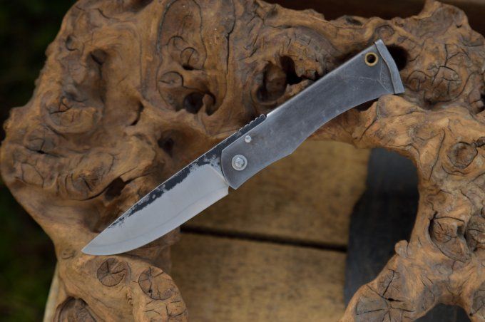 Couteau pliant à friction, système deux clous, manche en acier